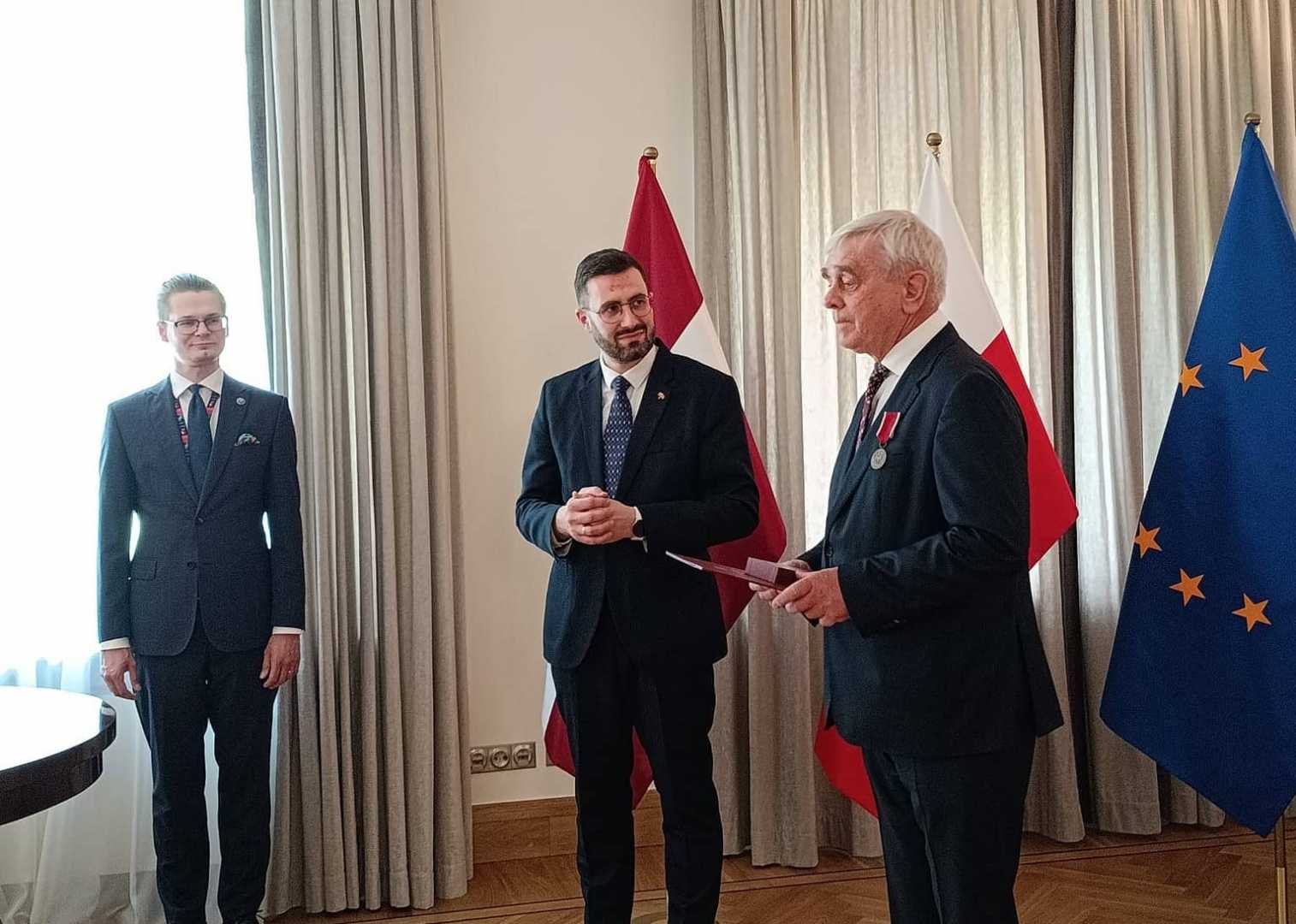 RTU studiju prorektora vietnieks Igors Tipāns saņem Polijas ārlietu ministra piešķirto Goda zīmi «Bene Merito»