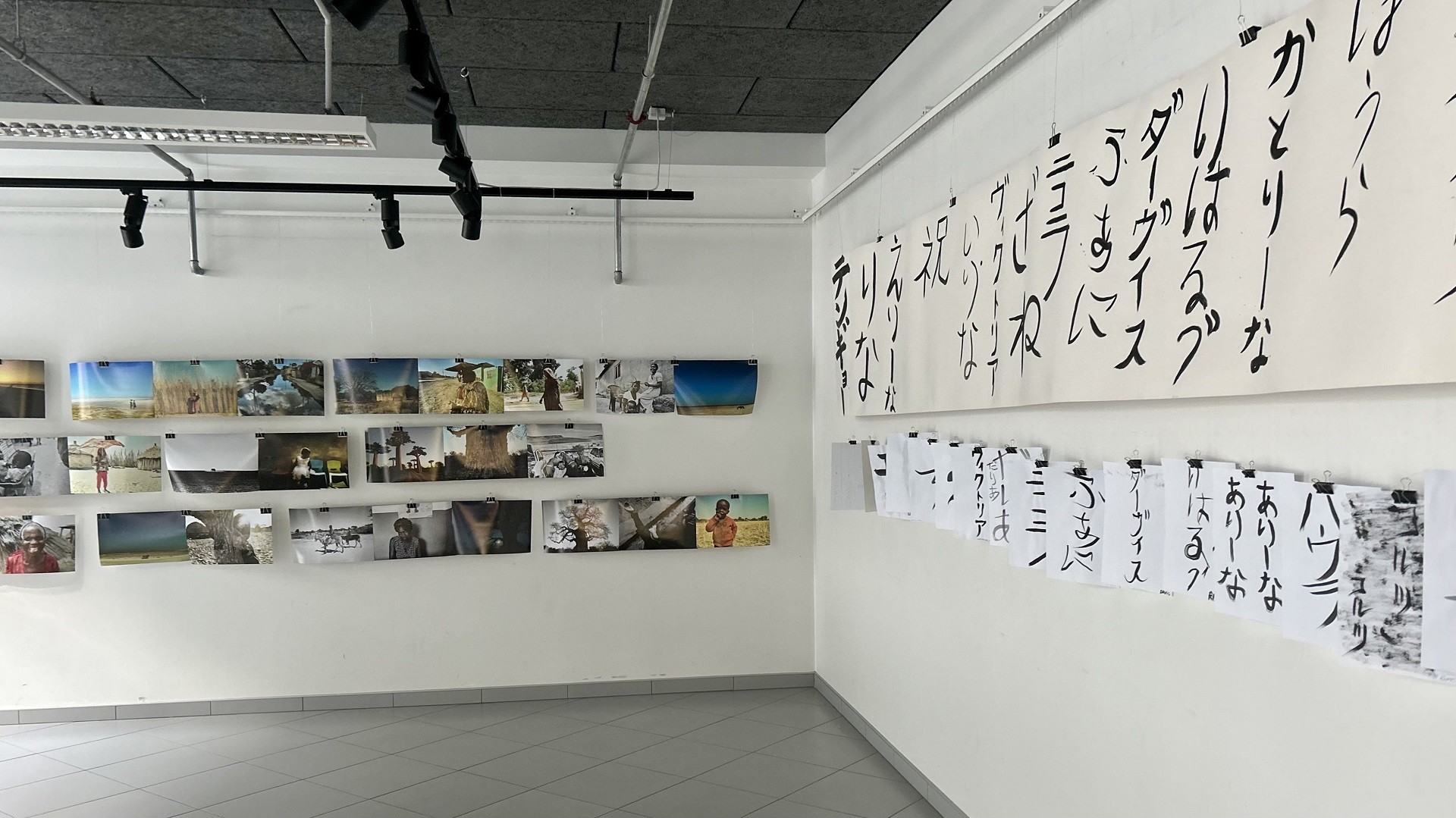 Tengyo Kura fotogrāfiju izstāde «Chronicle of Vagabondism» un arhitektūras studentu kaligrāfijas darbu izstāde