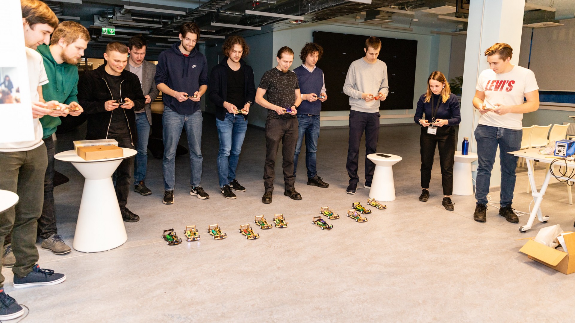 Ātruma un veiklības sacensībās piedalās 20 RTU darbinieku būvēti roboti