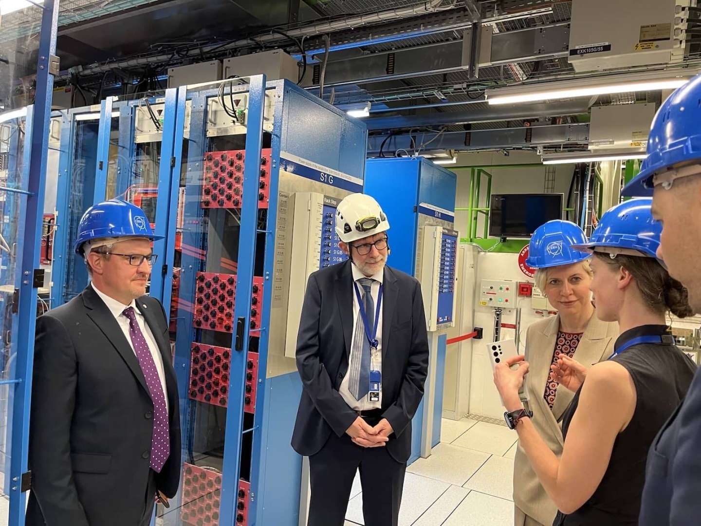 Izglītības un zinātnes ministre Anda Čakša CERN iepazīstas ar Latvijas sniegumu ceļā uz pilntiesīgas dalībvalsts statusu