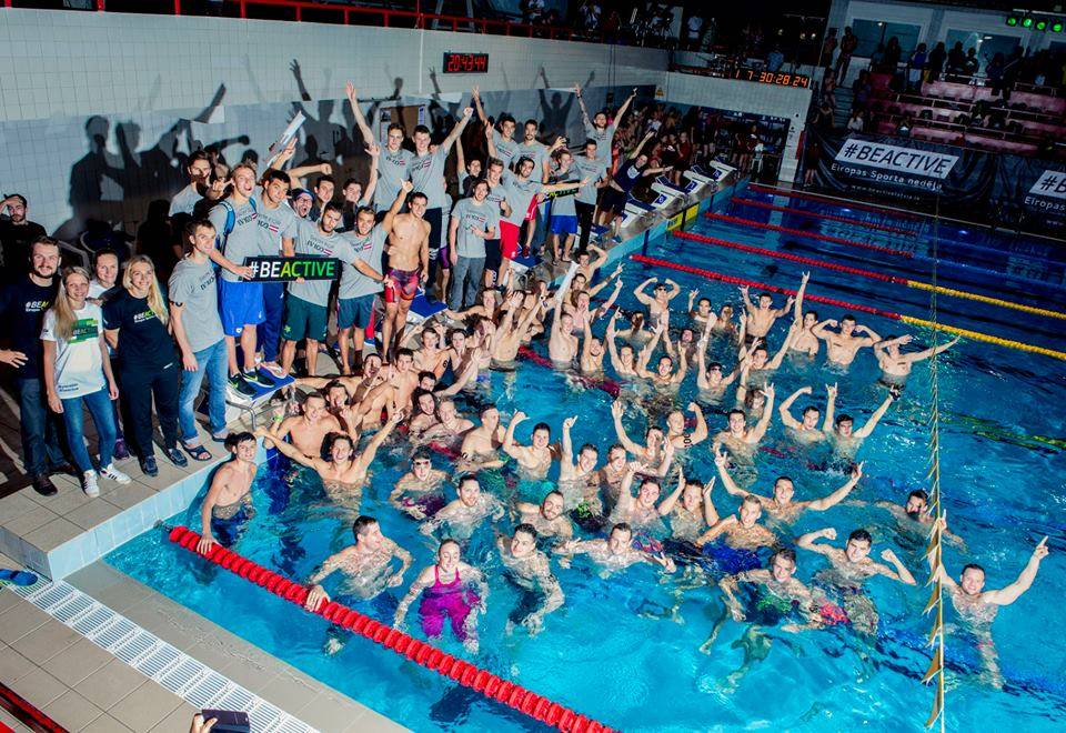 RTU studenti piedalās Latvijas simtgades peldējumā