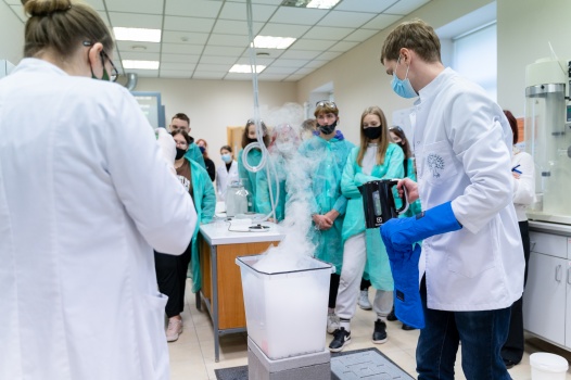 Daugavpils Centra vidusskolas 9. klases komanda apmeklē RTU Rūdolfa Cimdiņa Rīgas Biomateriālu inovāciju un attīstības centru
