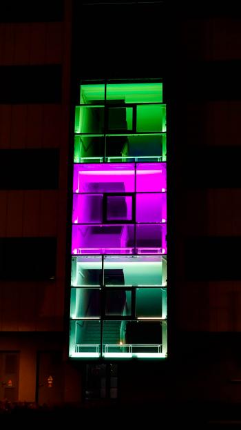 «Latvenergo» radošajā laboratorijā veidotā gaismas instalācija «Pikseļu spēle»