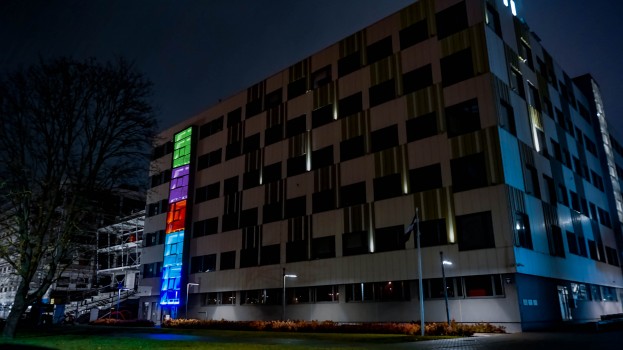 «Latvenergo» radošajā laboratorijā veidotā gaismas instalācija «Pikseļu spēle»