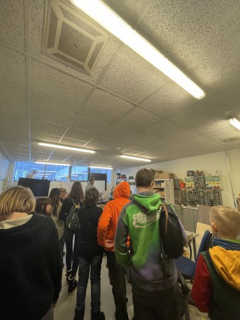 BJU skolēni no Ogres, Babītes un Ulbrokas apmeklē RTU Latvenergo laboratoriju