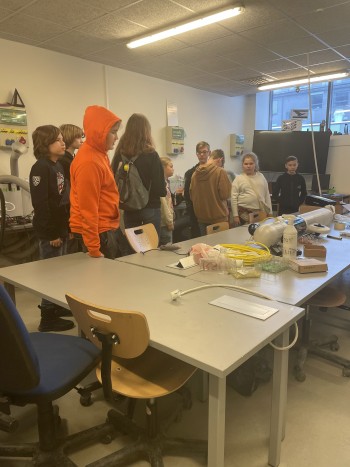 BJU skolēni no Ogres, Babītes un Ulbrokas apmeklē RTU Latvenergo laboratoriju