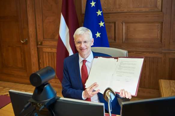 Krišjānis Kariņš signs the agreement admitting Latvia into CERN as an Associate Member State