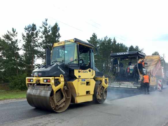 Ceļa posmā Jelgavas novadā ieklāj inovatīvu asfaltbetonu, kura ražošanā izmantotas nolietotas auto riepas
