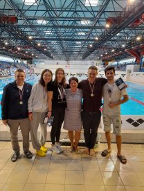 RTU studenti startē Latvijas čempionātā peldēšanā vecmeistariem un Tautas klasē