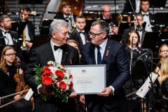 RTU rektors Leonīds Ribickis un arhitektūras profesors Jānis Krastiņš saņem 2016. gada Ministru kabineta balvu
