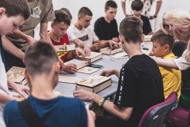 RTU Bērnu un jauniešu universitāte Ukrainas karavīru bērniem atklāj zinātnes noslēpumus