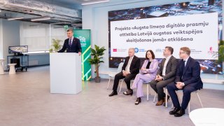 Latvijas lielākās universitātes svinīgi atklāj projektu, kas, stiprinot digitālās prasmes sabiedrībā, sekmēs viedu transformāciju