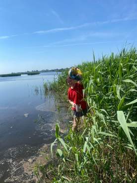 Topošie vides inženieri praksē pēta Liepājas ezeru