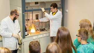 RTU aicina vidusskolas sadarboties fizikas un ķīmijas padziļinātajā apguvē