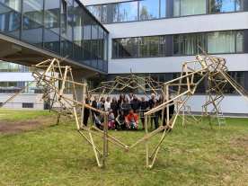Starptautiskās arhitektūras vasaras skolas dalībnieki RTU izgatavo trīs salokāmas koka arkas