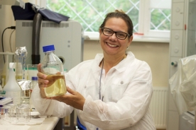 Zinātniece no Panamas, veicot pētījumu RTU, atklāj mikroplastmasas daļiņas Daugavas ūdenī