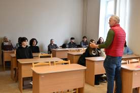 Valodu studenti diskutē ar nozares speciālistu