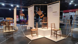 Izstādē «Furniture & Design Isle 2020» RTU docents rāda 20. gadsimta krēslu vēsturi