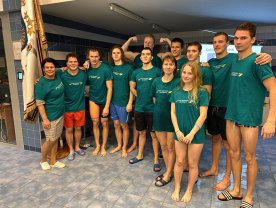 RTU peldētāji, sasniedzot jaunu rekordu, piedalās 14 stundu piemiņas peldējumā