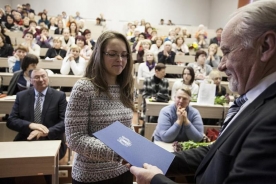 Apbalvoti Latvijas labākie ķīmijas un dabaszinātņu skolotāji