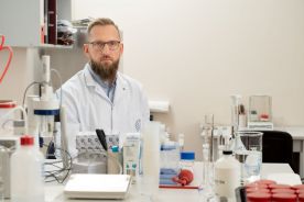 RTU asociētais profesors Kristaps Kļaviņš iedvesmo jauniešus studēt ķīmiju