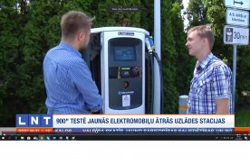 RTU pētnieks kopā ar LNT žurnālistu testē ātrās elektroauto uzlādes stacijas