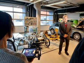 Automobiļu katedras vadītājs docents Gundars Zalcmanis LTV raidījumā informē par automobiļu sagatavošanu ziemai