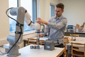 RTU papildina studiju aprīkojumu ar sadarbībspējīgu robotu jeb kobotu