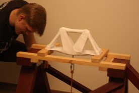 Studenti uzbūvē papīra tiltu, kas notur 280 kilogramu slodzi
