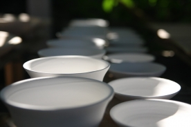 RTU vadošā pētniece Ruta Švinka stāsta par porcelāna vēsturi un tā tapšanu