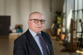 Profesors Jānis Krastiņš kļuvis par Rīgas Latviešu biedrības goda biedru