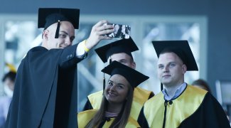 RTU absolventi Lielajā izlaidumā vērienīgi svin universitātes beigšanu
