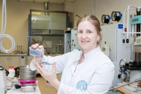 RTU pētniece izveido inovatīvas granulas ūdens attīrīšanai no smagajiem metāliem, izmantojot Latvijā plaši pieejamus materiālus