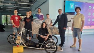 RTU studenti veido elektrisku triciklu un uzvar elektroauto prototipu efektivitātes sacensībās
