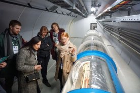 Latvijas un Igaunijas skolotāji iepazīst Eiropas kodolpētniecības centru