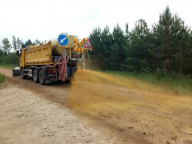 Zinātnieki izstrādā jaunu tehnoloģiju ceļu atputekļošanai un veic eksperimentu uz meža ceļa Rīgas pievārtē