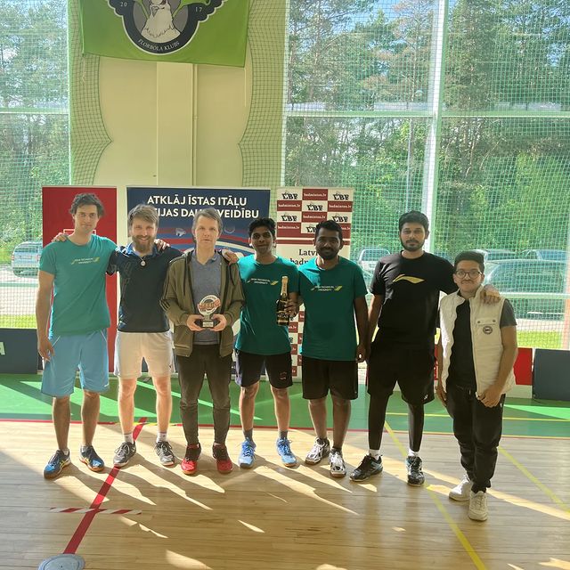 Rīgas Tehniskās universitātes studenti izcīnīja pirmo vietu kopvērtējumā Latvijas XXXII Universiādē badmintonā vīriešu konkurencē.🏆
🏸Vīriešu vienspēlēs Reinis Krauklis izcīnīja otro vietu, Kārlis Stafeckis – 3. vietu, bet Thimirs Gunasekars no Šrilankas – 4.vietu.
🏸Savukārt vīriešu dubultspēlēs R. Krauklis pārī ar K. Stafecki izcīnīja 1. vietu, 3.vietā palika Kochhar Samay no Indijas pārī ar citu studentu no Indijas Sriram Sethuraman.
🏸Arī jauktajās dubultspēlēs R. Krauklis izcīnīja 1.vietu.
🏸Vienīgā RTU pārstāve sieviešu kategorijā Elīna Fjodorova ieguva 5. vietu sieviešu vienspēlēs.
🏸Badmintona laukumos cīnījās vēl divi studenti no Indijas – Aditya Rajendra Jadhav un Sherin Thomas.
🏸Paldies izlases trenerim Uģim Briedim par sportistu sagatavošanu sacensībām.
#sekoRTU #RTU #RigasTehniskaUniversitate #RTUsports #RTUSportaCentrs